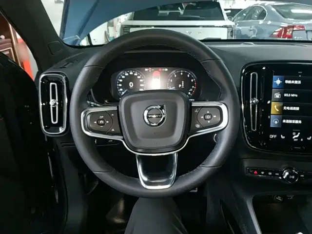 Volvo XC40 — Фото автомобиля 10