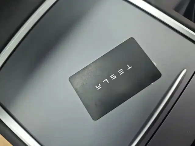 Tesla Model Y — Фото автомобиля 8
