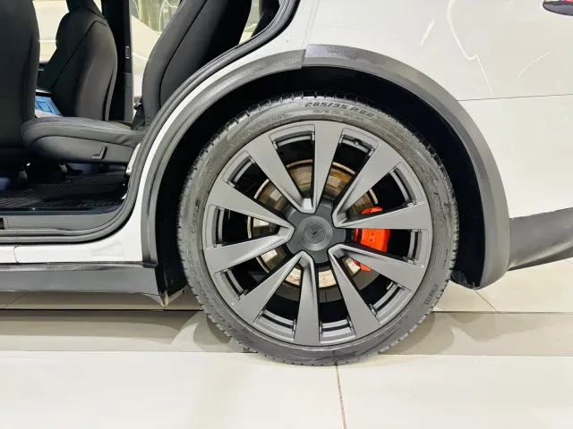Tesla Model X — Фото автомобиля 24