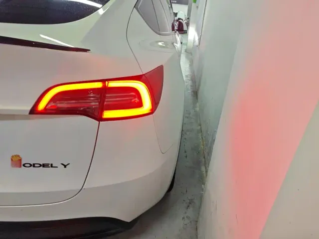 Tesla Model Y — Фото автомобиля 23