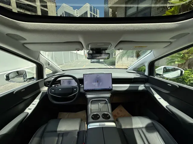 Xpeng X9 — Фото автомобиля 20