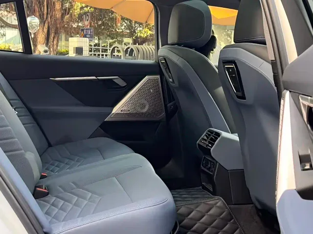 BMW 5 Series — Фото автомобиля 12
