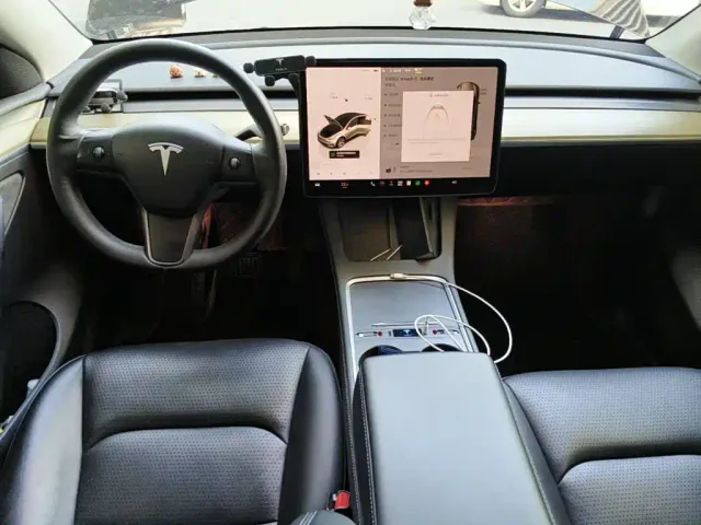 Tesla Model Y — Фото автомобиля 12