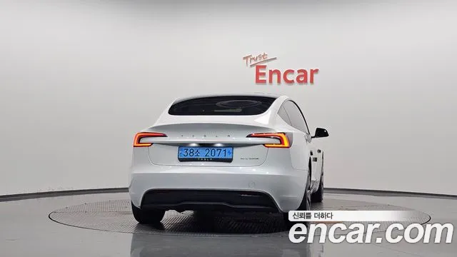 Tesla Model 3 — Фото автомобиля 4
