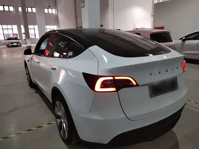 Tesla Model Y — Фото автомобиля 4