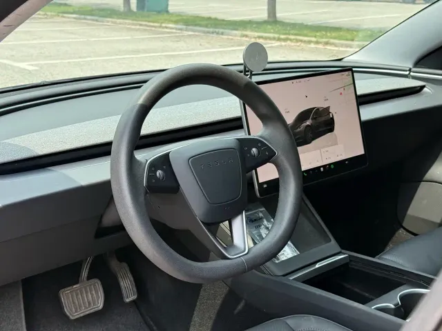 Tesla Model 3 — Фото автомобиля 9