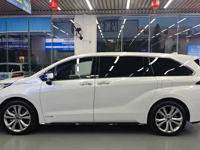 Toyota Sienna — Фото автомобиля 4