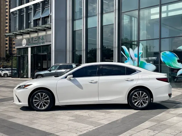 Lexus ES — Фото автомобиля 3