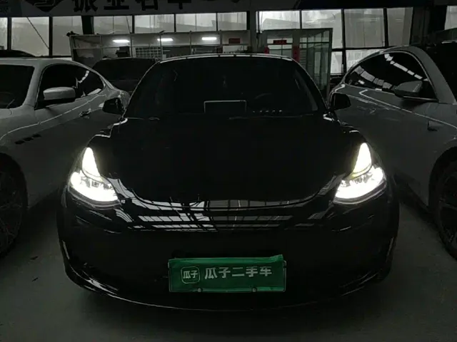 Tesla Model 3 — Фото автомобиля 2