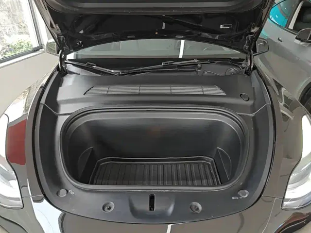 Tesla Model Y — Фото автомобиля 19