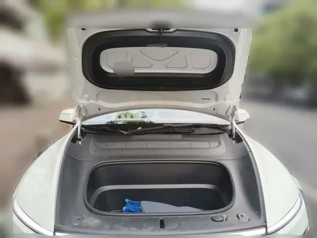 Tesla Model Y 2025 Model Rear-Wheel Drive Launch Edition — Фото автомобиля 9