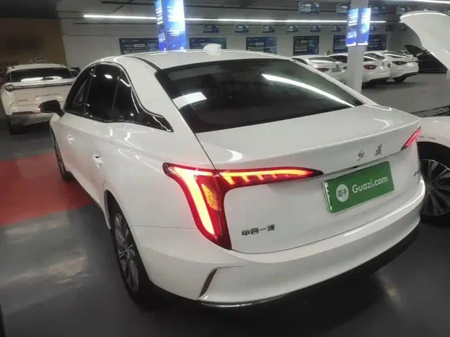 Hongqi E-QM5 — Фото автомобиля 4