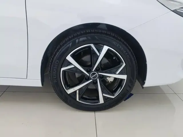 Roewe i5 — Фото автомобиля 6
