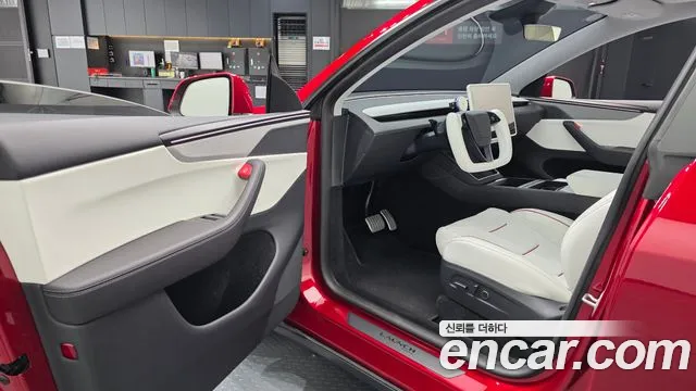 Tesla Model Y — Фото автомобиля 15