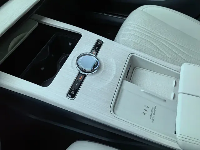 Geely Galaxy E8 — Фото автомобиля 17