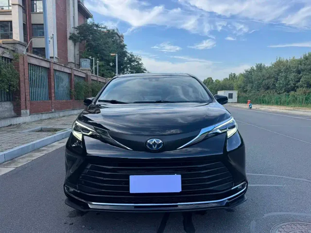 Toyota Sienna — Фото автомобиля 2