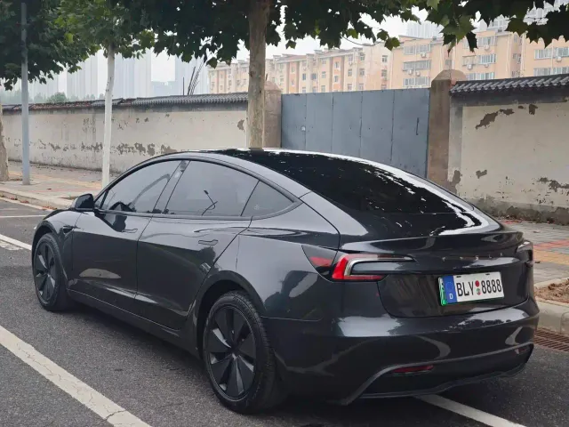 Tesla Model 3 — Фото автомобиля 13