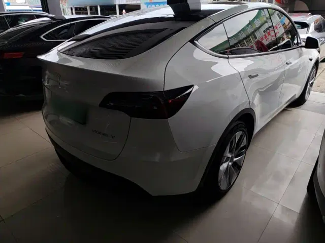 Tesla Model Y — Фото автомобиля 6