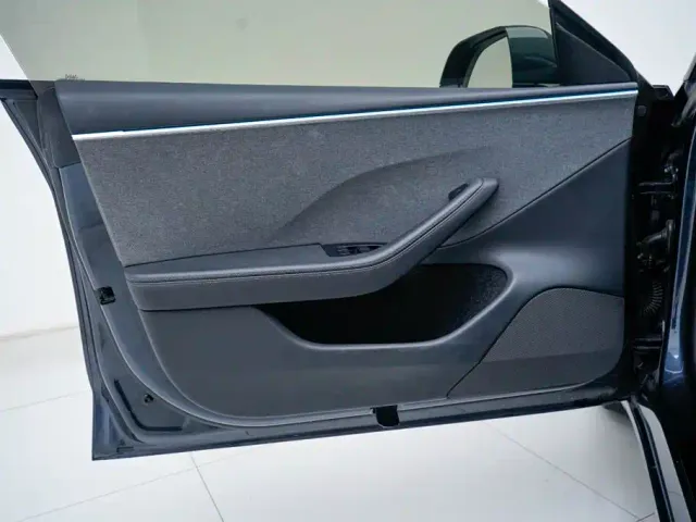 Tesla Model 3 — Фото автомобиля 16