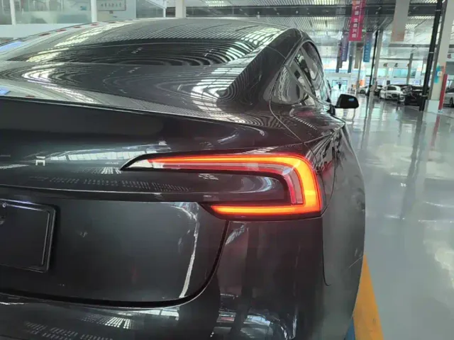 Tesla Model 3 — Фото автомобиля 7