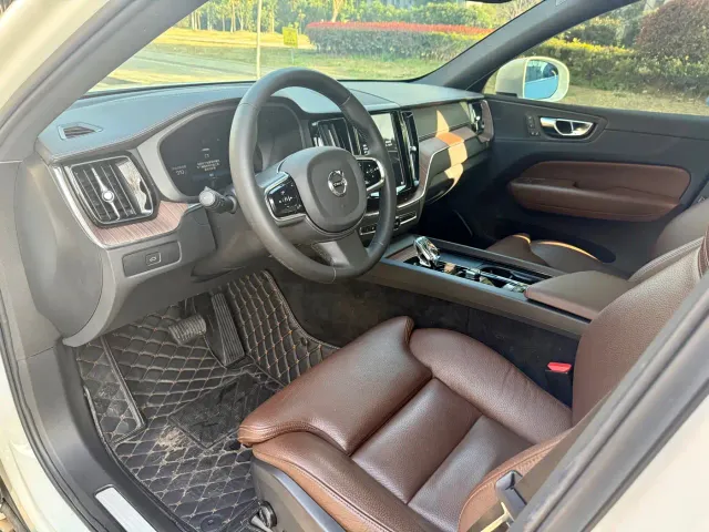 Volvo XC60 — Фото автомобиля 4