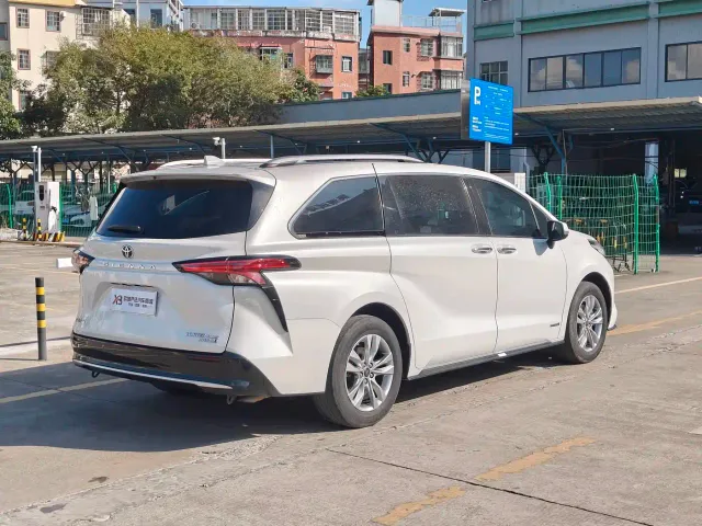 Toyota Sienna — Фото автомобиля 8