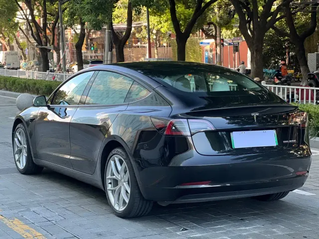Tesla Model 3 — Фото автомобиля 4