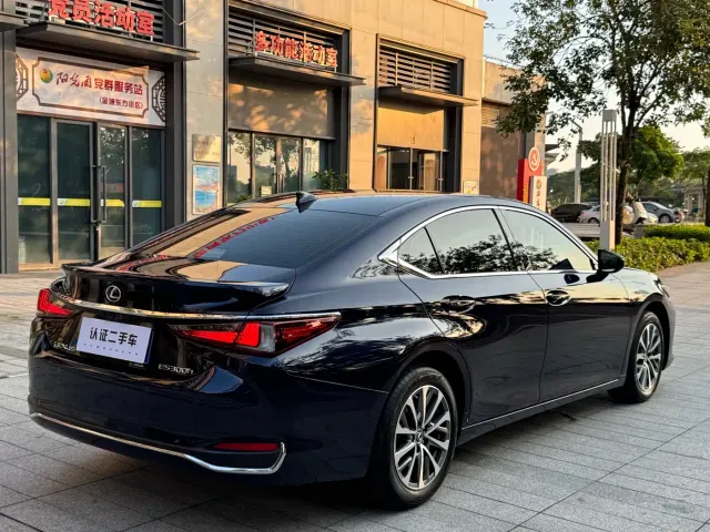 Lexus ES — Фото автомобиля 12