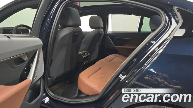 BMW 5 Series G60 — Фото автомобиля 11