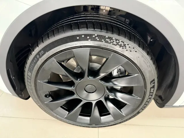 Tesla Model Y — Фото автомобиля 25