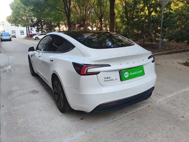 Tesla Model 3 — Фото автомобиля 4