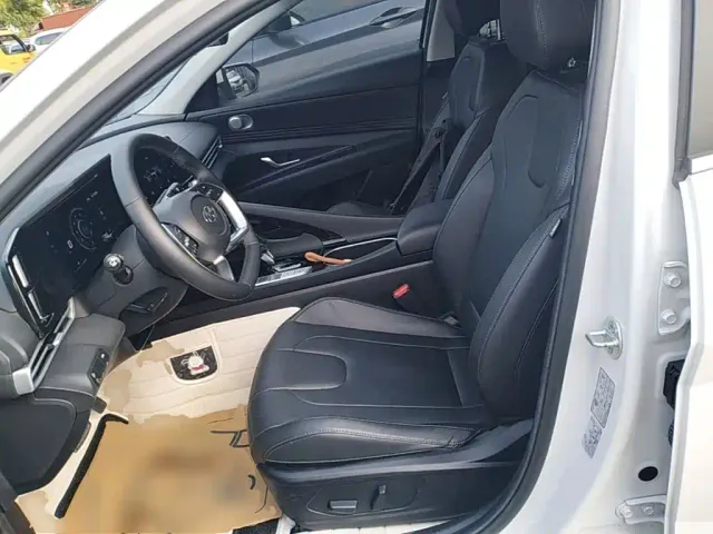 Hyundai Elantra — Фото автомобиля 14