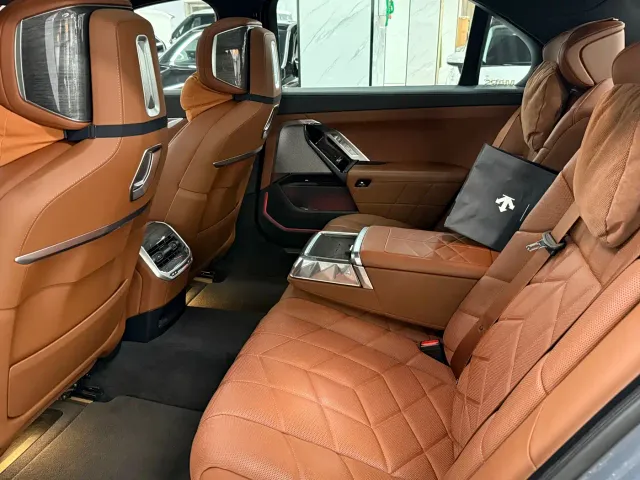 BMW i7 — Фото автомобиля 11