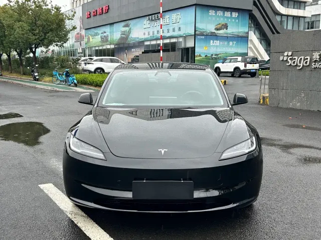 Tesla Model 3 — Фото автомобиля 2