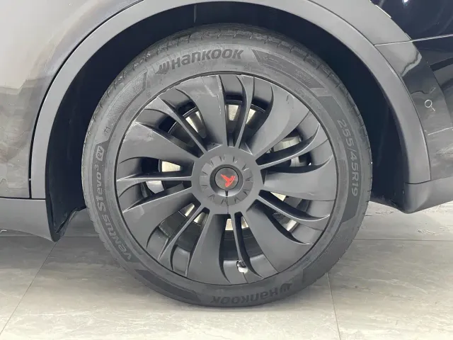 Tesla Model Y — Фото автомобиля 19