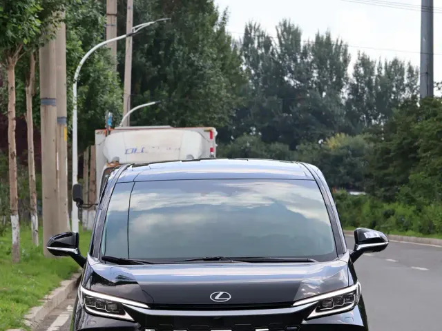 Lexus LM — Фото автомобиля 2