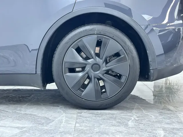 Tesla Model Y — Фото автомобиля 16