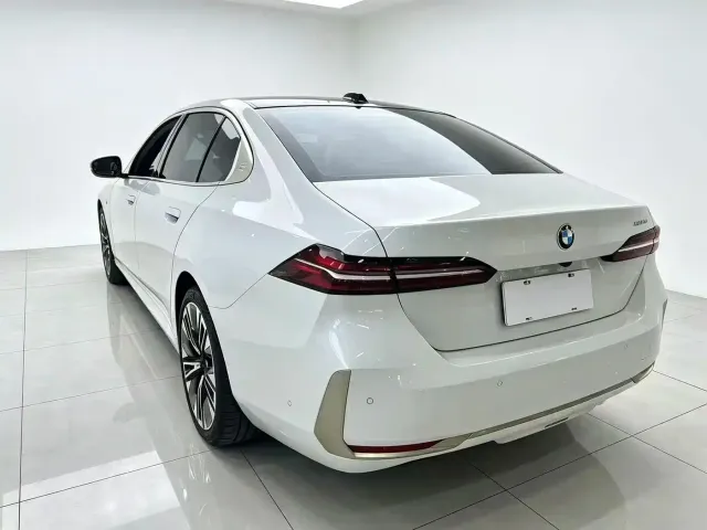 BMW 5 Series — Фото автомобиля 8