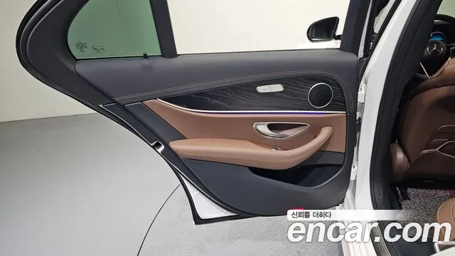 Mercedes-Benz E-Class — Фото автомобиля 21