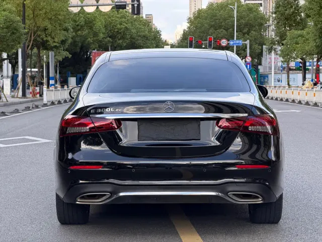 Mercedes-Benz E-Class — Фото автомобиля 19