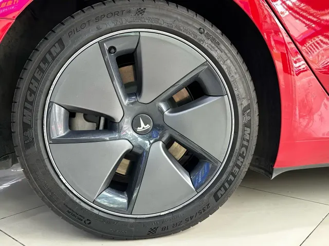 Tesla Model 3 — Фото автомобиля 16