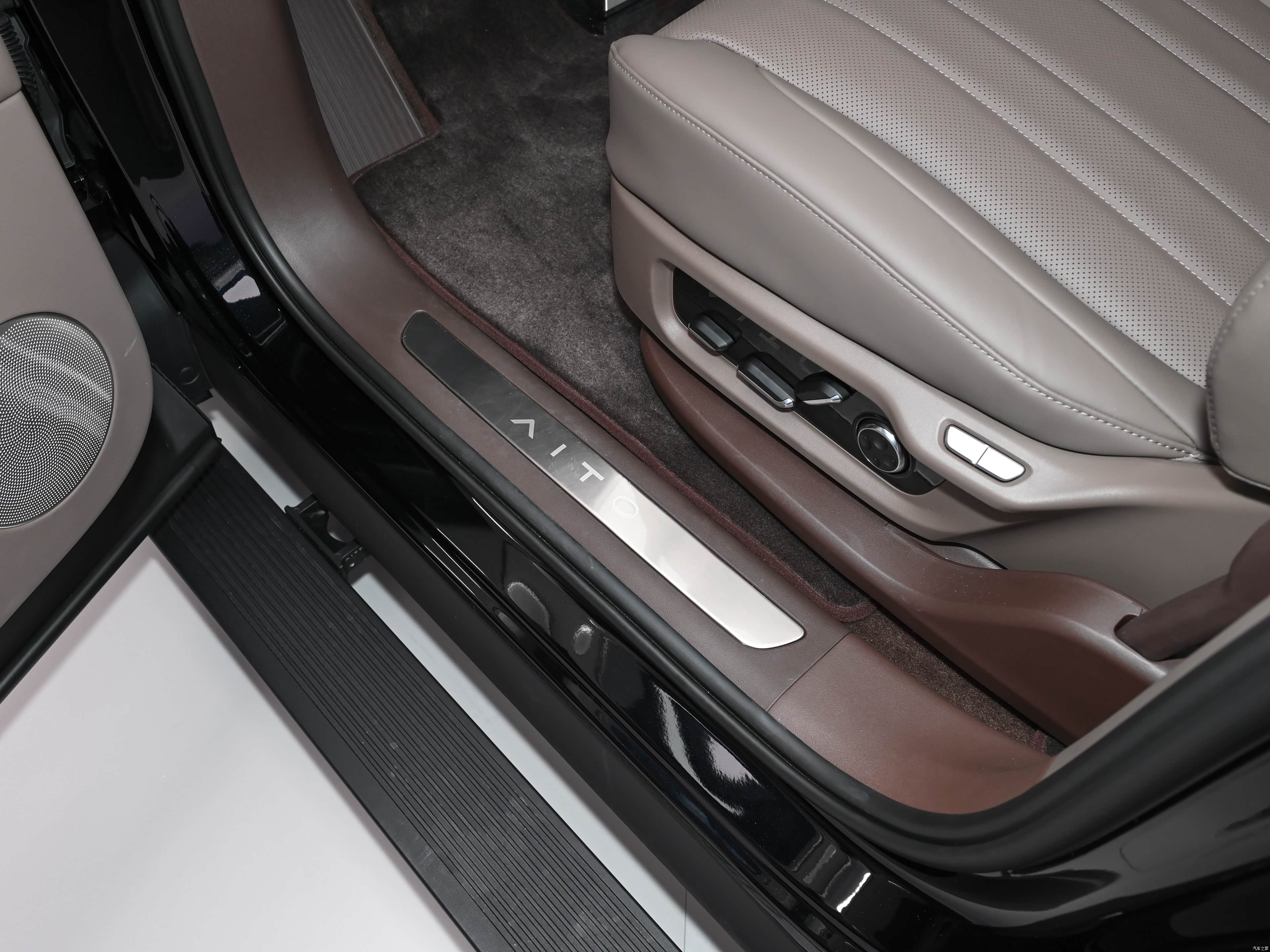 AITO M7 EREV Ultra 5 seats 4wd — Фото автомобиля 8