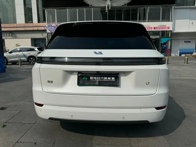 Li Auto L7 — Фото автомобиля 12