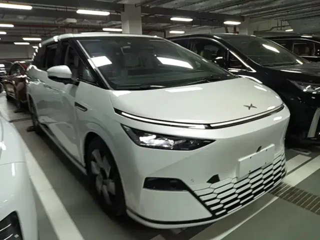 Xpeng X9 — Фото автомобиля 3