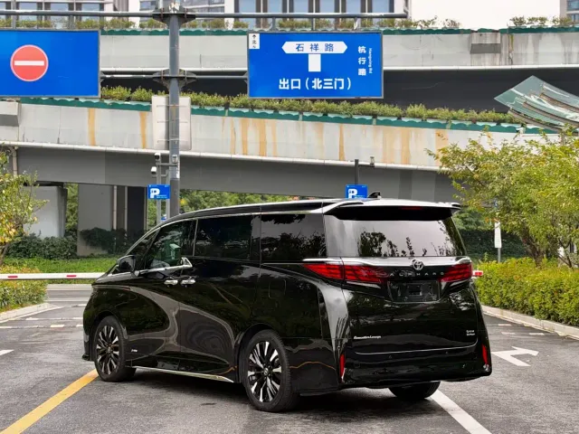 Toyota Alphard — Фото автомобиля 9