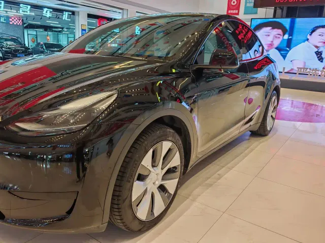 Tesla Model Y — Фото автомобиля 18