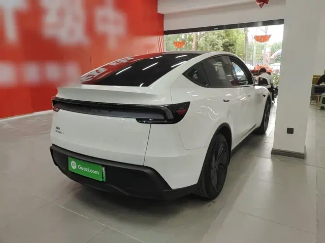 Tesla Model Y — Фото автомобиля 6