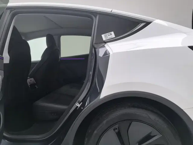 Tesla Model Y — Фото автомобиля 15