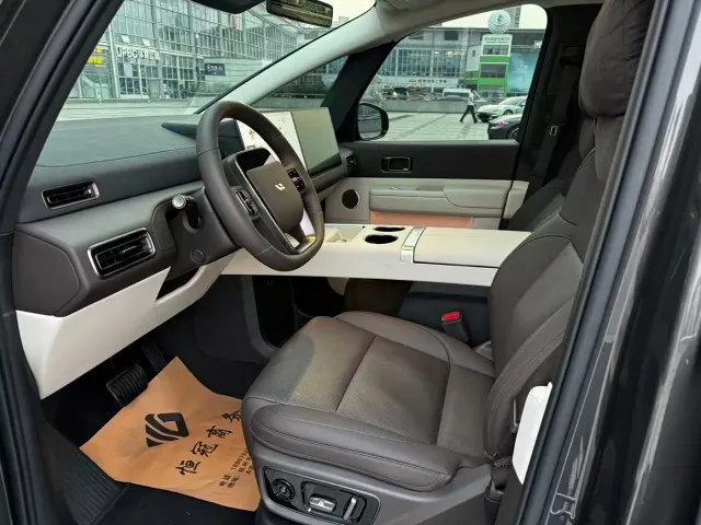 Li Auto MEGA — Фото автомобиля 8