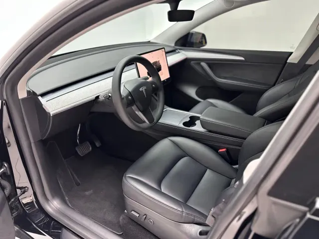 Tesla Model Y — Фото автомобиля 11